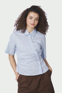 hazell-gestreepte-hemd-blouse-neo-noir-blouse-wit-blauwe-streepjes-vooraanzicht-1