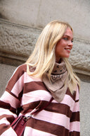 adelina-gebreide-paisley-sjaal-beige-neo-noir-lookfoto-vooraanzicht-2