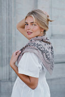 adelina-gebreide-paisley-sjaal-beige-neo-noir-lookfoto-zijaanzicht-1