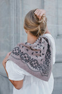 adelina-gebreide-paisley-sjaal-beige-neo-noir-lookfoto-achteraanzicht-1