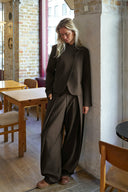 lucille-structure-geklede-pantalon-broek-donkerbruin-neo-noir-lookfoto-vooraanzicht-1
