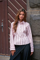 rosa-gecentreerde-gestreepte-hemd-blouse-lichtroze-neo-noir-lookfoto-vooraanzicht-1