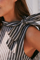 veda-gestreepte-mouwloze-top-donker-bruin-neo-noir-lookfoto-detail-1