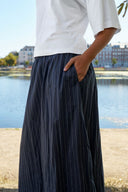 yara-gestreepte-maxi-rok-navy-donkerblauw-neo-noir-lookfoto-close-up-1