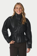 jaclyn-faux-leather-nepleren-jas-zwart-neo-noir-modelfoto-vooraanzicht-1