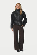 jaclyn-faux-leather-nepleren-jas-zwart-neo-noir-modelfoto-vooraanzicht-2