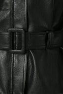 jaclyn-faux-leather-nepleren-jas-zwart-neo-noir-modelfoto-detail vooraanzicht-3