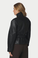 jaclyn-faux-leather-nepleren-jas-zwart-neo-noir-modelfoto-achteraanzicht-1