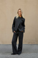 tirisa-slim-pinstripe-gestreepte-bazer-donkerblauw-neo-noir-lookfoto-vooraanzicht-1