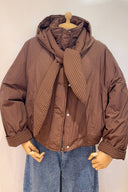 eugenie-puffer-sjaal-capuchon-mantel-jas-choco-chocoladebruin-sweet-like-you-productfoto-vooraanzicht-1