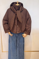 eugenie-puffer-sjaal-capuchon-mantel-jas-choco-chocoladebruin-sweet-like-you-productfoto-vooraanzicht-2