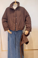 eugenie-puffer-sjaal-capuchon-mantel-jas-choco-chocoladebruin-sweet-like-you-productfoto-vooraanzicht-3