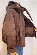 eugenie-puffer-sjaal-capuchon-mantel-jas-choco-chocoladebruin-sweet-like-you-productfoto-zijaanzicht-1