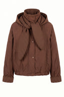 eugenie-puffer-sjaal-capuchon-mantel-jas-choco-chocoladebruin-sweet-like-you-productfoto-vooraanzicht-1