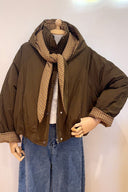 eugenie-puffer-sjaal-capuchon-mantel-jas-khaki-khakigroen-sweet-like-you-productfoto-vooraanzicht-1