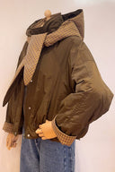 eugenie-puffer-sjaal-capuchon-mantel-jas-khaki-khakigroen-sweet-like-you-productfoto-zijaanzicht-1