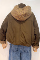 eugenie-puffer-sjaal-capuchon-mantel-jas-khaki-khakigroen-sweet-like-you-productfoto-achteraanzicht-1