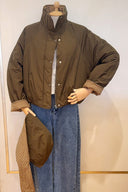 eugenie-puffer-sjaal-capuchon-mantel-jas-khaki-khakigroen-sweet-like-you-productfoto-vooraanzicht-3