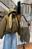 eugenie-puffer-sjaal-capuchon-mantel-jas-khaki-khakigroen-sweet-like-you-spiegelfoto-vooraanzicht-1