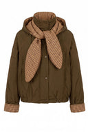 eugenie-puffer-sjaal-capuchon-mantel-jas-khaki-khakigroen-sweet-like-you-productfoto-vooraanzicht-2