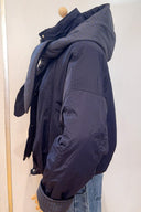 eugenie-puffer-sjaal-capuchon-mantel-jas-navy-donkerblauw-sweet-like-you-productfoto-zijaanzicht-1
