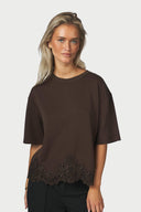 iria-kanten-t-shirt-brown-bruin-neo-noir-modelfoto-vooraanzicht-1