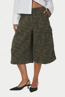 islana-legerprint-camouflage-cargo-short-groen-neo-noir-modelfoto-close-up-1