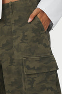 islana-legerprint-camouflage-cargo-short-groen-neo-noir-modelfoto-detail-1