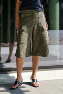 islana-legerprint-camouflage-cargo-short-groen-neo-noir-lookfoto-close-up-1
