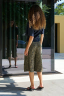 islana-legerprint-camouflage-cargo-short-groen-neo-noir-lookfoto-achteraanzicht-1