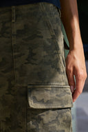 islana-legerprint-camouflage-cargo-short-groen-neo-noir-lookfoto-detail-1