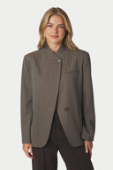 nerine-pinstripe-gestreepte-blazer-taupe-neo-noir-modelfoto-vooraanzicht-1