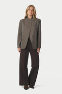nerine-pinstripe-gestreepte-blazer-taupe-neo-noir-modelfoto-vooraanzicht-2