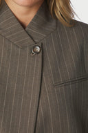 nerine-pinstripe-gestreepte-blazer-taupe-neo-noir-modelfoto-detail vooraanzicht-3