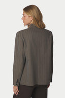 nerine-pinstripe-gestreepte-blazer-taupe-neo-noir-modelfoto-achteraanzicht-1