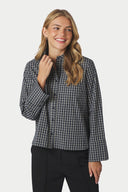 drew-geruite-strass-hemd-blouse-donkerblauw-katoen-neo-noir-modelfoto-vooraanzicht-1