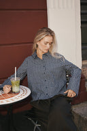 drew-geruite-strass-hemd-blouse-donkerblauw-katoen-neo-noir-lookfoto-vooraanzicht-1