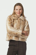 camina-bambi-fauxfur-nepbonten-korte-jas-beige-neo-noir-modelfoto-vooraanzicht-1