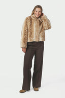 camina-bambi-fauxfur-nepbonten-korte-jas-beige-neo-noir-modelfoto-vooraanzicht-2