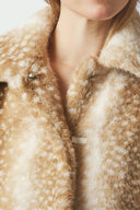 camina-bambi-fauxfur-nepbonten-korte-jas-beige-neo-noir-modelfoto-detail-vooraanzicht-3