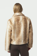 camina-bambi-fauxfur-nepbonten-korte-jas-beige-neo-noir-modelfoto-achteraanzicht-1