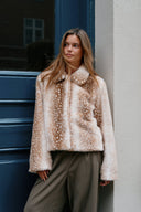 camina-bambi-fauxfur-nepbonten-korte-jas-beige-neo-noir-lookfoto-vooraanzicht-1