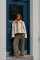 camina-bambi-fauxfur-nepbonten-korte-jas-beige-neo-noir-lookfoto-vooraanzicht-2