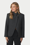 paria-geruite-blazer-donkergrijs-neo-noir-modelfoto-vooraanzicht-1