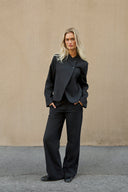 nathalie-slim-pinstripe-gestreepte-pantalon-geklede-broek-donkerblauw-neo-noir-lookfoto-vooraanzicht-1