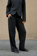 nathalie-slim-pinstripe-gestreepte-pantalon-geklede-broek-donkerblauw-neo-noir-lookfoto-close-up-1