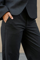 nathalie-slim-pinstripe-gestreepte-pantalon-geklede-broek-donkerblauw-neo-noir-lookfoto-detail-1