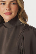 parisa-korte-mouwen-satijnen-col-blouse- donkerbruin-neo-noir-productfoto-modelfoto-detail vooraanzicht-3
