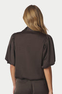 parisa-korte-mouwen-satijnen-col-blouse- donkerbruin-neo-noir-productfoto-modelfoto-achteraanzicht-1