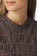 Oliana-geruite-contrasterende-smock-blouse-bruin-neo noir-modelfoto-detail vooraanzicht-1